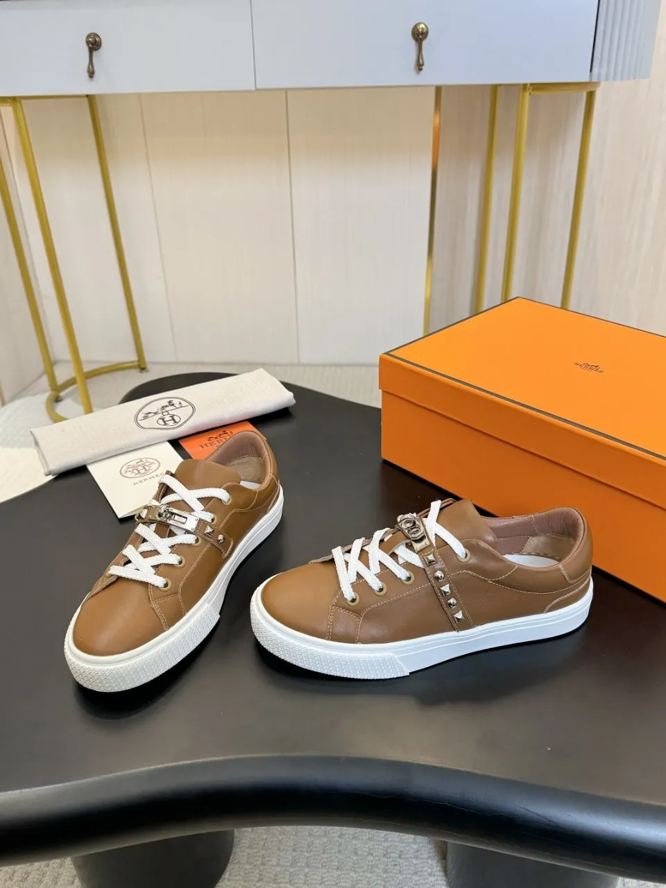 Men's Men's Shoes💰620❤️❤️❤️HERMES 2021 latest Kelly buckle white sneakers are online! The highest version on the market! Purchasing level quality! The H family rarely produces flat casual shoes, and they are styled with classic palladium-plated Kelly shoe buckles! Create a fashionable urban look that perfectly embodies the noble and elegant style of Hermès! Material selection: Fabric imported cowhide, lining + foot pads imported sheepskin, original molded TPU outsole, heavy gold molded kelly buckle full of texture Size: Female: 35-41 (41 is not returnable) Male: 39-45 (45 is not returnable)